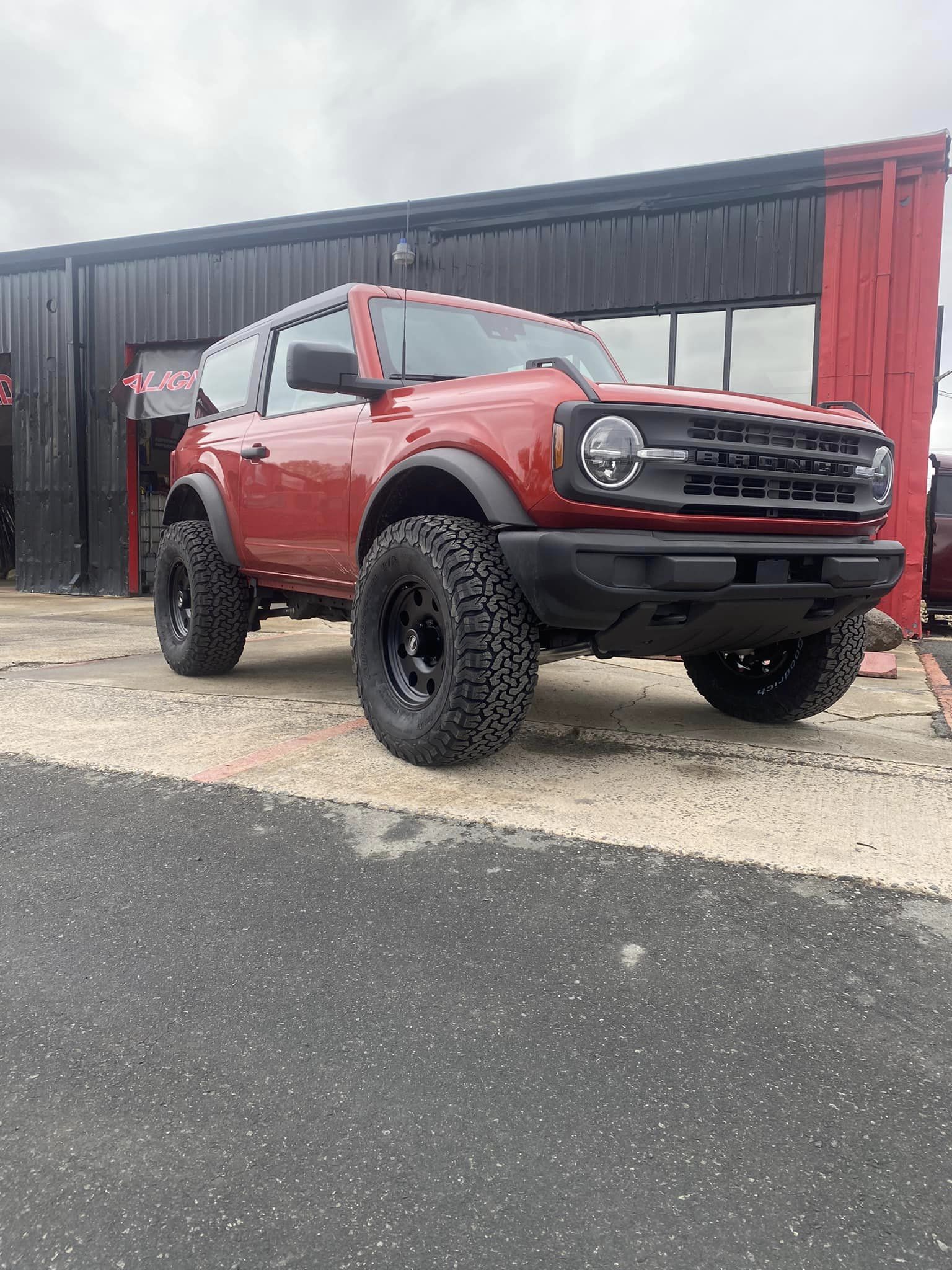2023 Base Ford Bronco with 2.7L EcoBoost gallery photo 3